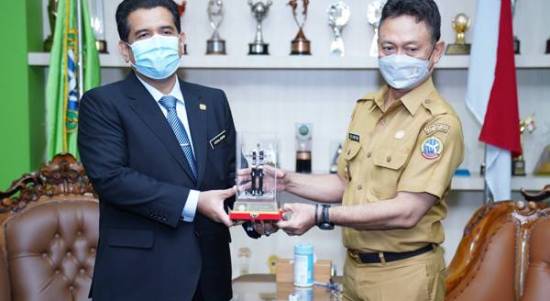 Wali Kota Pontianak Edi Rusdi Kamtono memberikan cinderamata kepada Konsul Malaysia di Pontianak Azizul Zekri