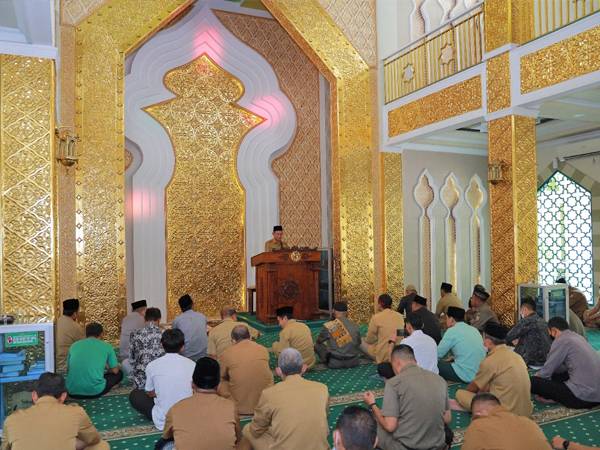 Wali Kota Pontianak Edi Rusdi Kamtono memberikan tausiyah singkat di Masjid Al Khalifah Komplek Kantor Wali Kota