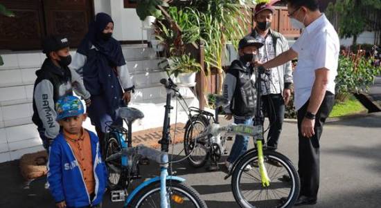 Si Kembar Faris dan Daris Dapat Sepeda dari Wako Edi Kamtono Karena Peduli Lingkungan