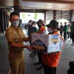 Wali Kota Pontianak Edi Rusdi Kamtono menyerahkan secara simbolis bantuan paket lebaran dari PT Pelindo, Bank Kalbar dan PT Wilmar kepada petugas kebersihan