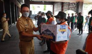 Wali Kota Pontianak Edi Rusdi Kamtono menyerahkan secara simbolis bantuan paket lebaran dari PT Pelindo, Bank Kalbar dan PT Wilmar kepada petugas kebersihan