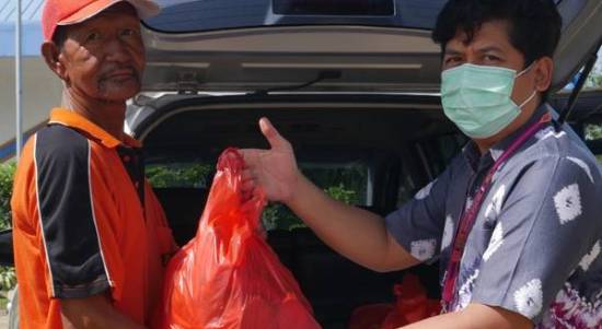 Yayasan Baitul Maal PLN Salurkan Sembako Belasan Juta Rupiah di Singkawang