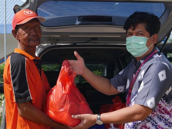 Yayasan Baitul Maal PLN Salurkan Sembako Belasan Juta Rupiah di Singkawang