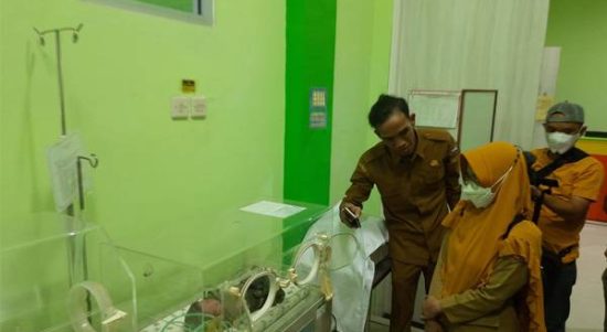 Bayi perempuan yang ditemukan di dalam kardus di depan gerbang Panti Asuhan Pepabri menjalani perawatan di Puskesmas Gang Sehat Kota Pontianak