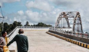 Gubernur Kalbar Sutarmidji bersama Plt Kadis PUPR Kalbar Iskandar Zulkarnaen meninjau Jembatan Korek yang terletak di Kecamatan Sungai Ambawang, Kabupaten Kubu Raya