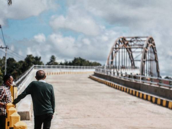 Gubernur Kalbar Sutarmidji bersama Plt Kadis PUPR Kalbar Iskandar Zulkarnaen meninjau Jembatan Korek yang terletak di Kecamatan Sungai Ambawang, Kabupaten Kubu Raya