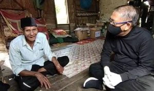 Gubernur Kalbar Sutarmidji melakukan silaturahmi lebaran ke rumah warga kurang mampu di Desa Sungai Itik, Kecamatan Sungai Kakap, Kabupaten Kubu Raya