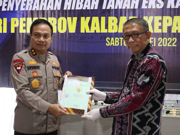 Gubernur Kalbar Sutarmidji menyerahkan dokumen hibah lahan dan bangunan eks Kampus IPDN Kalbar kepada Kapolda Kalbar Irjen Pol Suryanbodo Asmoro