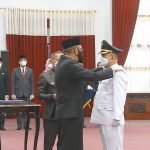 Gubernur Kalbar Sutarmidji saat melantik Kepala Diskominfo Kalbar Samuel sebagai Pj Bupati Landak