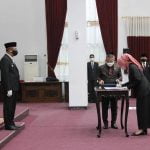 Gubernur Kalbar Sutarmidji saat melantik Rita Hastarita sebagai Kepala Dinas Pendidikan dan Kebudayaan Provinsi Kalbar