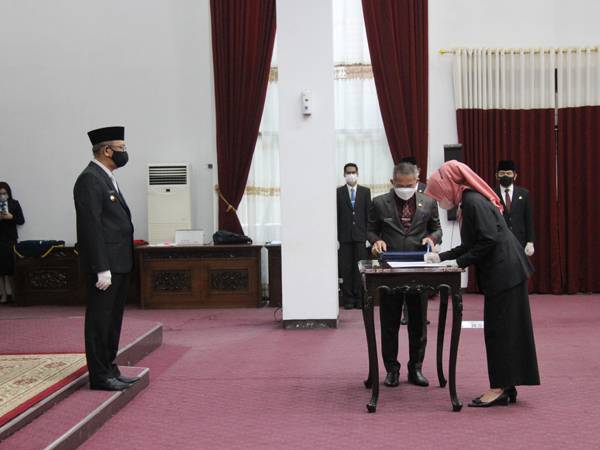 Gubernur Kalbar Sutarmidji saat melantik Rita Hastarita sebagai Kepala Dinas Pendidikan dan Kebudayaan Provinsi Kalbar