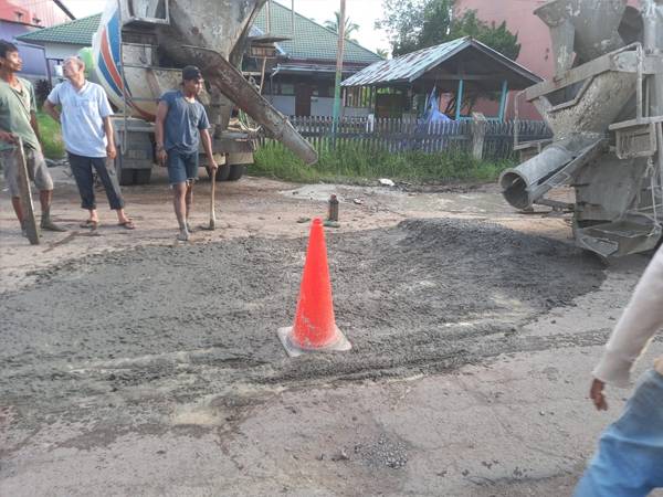 Gunakan Dana Pribadi, Anggota DPR RI Boyman Harun Perbaiki Jalan Provinsi di Ketapang