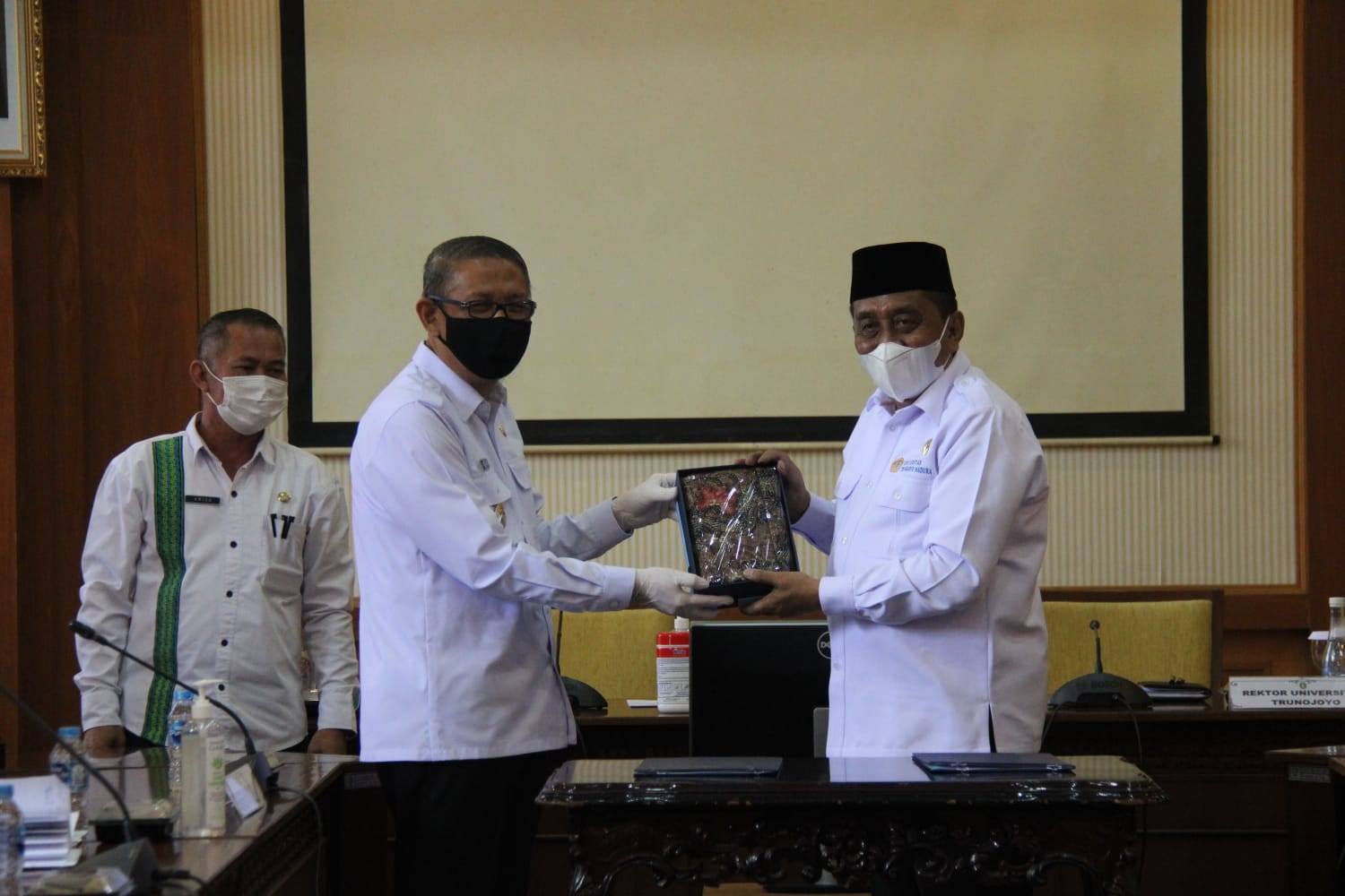 Gubernur Kalbar, Sutarmidji, bertukar cinderamata dengan Rektor Universitas Trunojoyo Madura, Muh Syarif. (Istimewa)