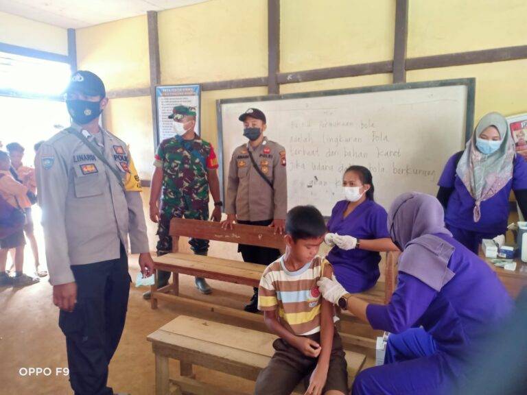 Pelaksanaan Vaksinasi Merdeka Anak usia 6 - 11 tahun oleh para murid SDN 06 dan di SDN 16 Desa Tanjung Sokan. (Foto: Istimewa)