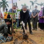 Gubernur Kalimantan Barat (Kalbar), Sutarmidji, melakukan penanaman berbagai jenis tumbuhan lokal secara simbolis di halaman pendopo Gubernur Kalbar, Sabtu (14/05/2022). (Foto: Istimewa)