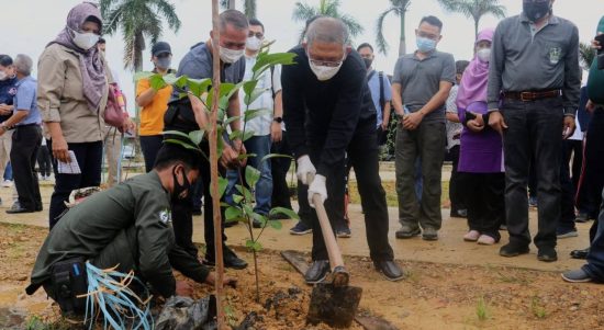 Gubernur Kalimantan Barat (Kalbar), Sutarmidji, melakukan penanaman berbagai jenis tumbuhan lokal secara simbolis di halaman pendopo Gubernur Kalbar, Sabtu (14/05/2022). (Foto: Istimewa)