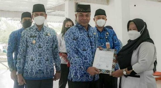 Bupati Martin Rantan Serahkan SK Pengangkatan P3K Guru Tahap 1. (Foto: Istimewa)