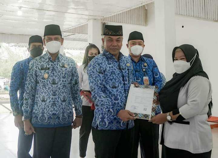 Bupati Martin Rantan Serahkan SK Pengangkatan P3K Guru Tahap 1. (Foto: Istimewa)