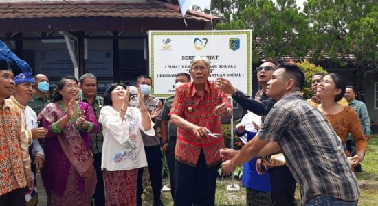 Bupati Sintang Jarot Winarno saat me-launching Ompu dan Puskesos Betabas di Halaman Dinas Sosial Kabupaten Sintang, Kamis (19/05/2022). (Foto: Istimewa)