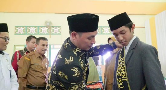 Wakil Bupati Kapuas Hulu, Wahyudi Hidayat saat melepas siswa-siswi Kelas IX (sembilan) MTS Ma'arif NU Kapuas Hulu tahun Ajaran 2022, Selasa (24/05/2022). (Foto: Istomewa)