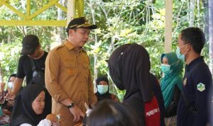 Bupati Kapuas Hulu, Fransiskus Diaan, saat meninjau langsung pelayanan kesehatan bergerak di Dusun Bangik Desa Nanga Jemah Kecamatan Boyan Tanjung, Selasa (24/05/2022). (Foto: Istimewa)