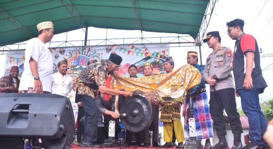 Pemukulan gong sebanyak tujuh kali oleh Bupati Sintang, Jarot Winarno, sebagai tanda dibukanya kegiatan Saka Tiga Festival, di Halaman Istana Al-Mukarramah Sintang, Kabupaten Sintang, Kamis (26/05/2022). (Foto: Istimewa)
