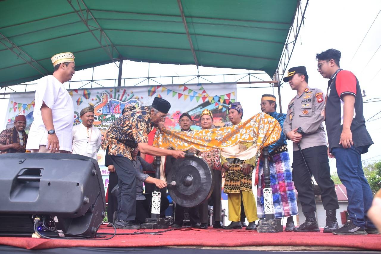 Pemukulan gong sebanyak tujuh kali oleh Bupati Sintang, Jarot Winarno, sebagai tanda dibukanya kegiatan Saka Tiga Festival, di Halaman Istana Al-Mukarramah Sintang, Kabupaten Sintang, Kamis (26/05/2022). (Foto: Istimewa)