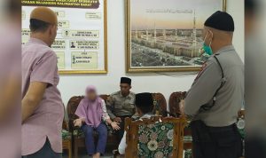 Ibu-ibu yang mengamuk di mimbar Masjid Mujahidin Pontianak dan merampas mikrofon saat khatib menyampaikan khutbah Salat Jumat saat diamankan di Sekretariat Yayasan Masjid Mujahidin Pontianak
