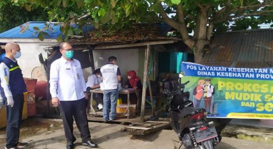 Kepala Dinas Kesehatan Provinsi Kalbar Hary Agung meninjau Pos Layanan Kesehatan Mudik Idulfitri di Pelabuhan Seng Hie Pontianak