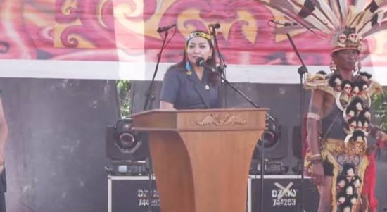 Ketua Komisi I DPRD Kalbar Angeline Fremalco saat memberikan sambutan pada pembukaan Pekan Gawai Dayak XXXVI Kalbar