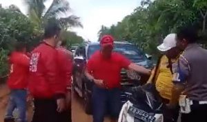 Rombongan Ketua PDIP Kalbar Dicegat Warga Saat Melintas di Jalan Siduk-Teluk Batang