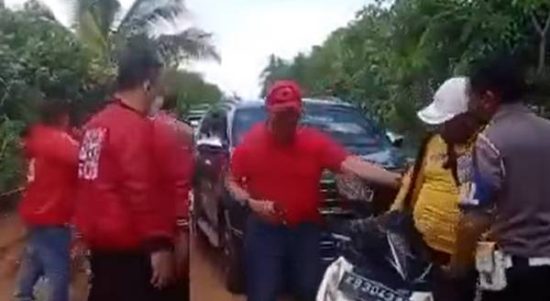 Rombongan Ketua PDIP Kalbar Dicegat Warga Saat Melintas di Jalan Siduk-Teluk Batang