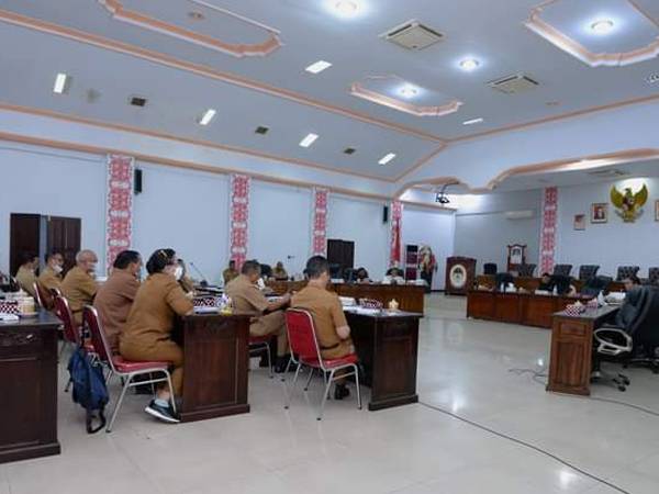Suasana rapat Tim Pansus LKPj Bupati 2021 dengan OPD di lingkungan Pemerintah Kabupaten Ketapang