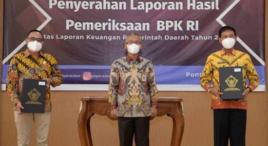 Wakil Bupati Ketapang Farhan bersama Ketua DPRD Ketapang Febriadi saat menerima LHP BPK RI atas LKPD Ketapang tahun 2021