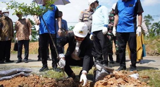 Wali Kota Pontianak Edi Rusdi Kamtono melakukan peletakan batu pertama pembangunan Krematorium Yayasan Bhakti Suci di TPU YBS Pontianak Utara