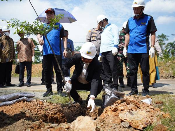 Wali Kota Pontianak Edi Rusdi Kamtono melakukan peletakan batu pertama pembangunan Krematorium Yayasan Bhakti Suci di TPU YBS Pontianak Utara