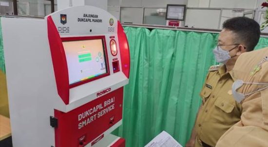 Wali Kota Pontianak Edi Rusdi Kamtono melihat cara kerja mesin Anjungan Dukcapil Mandiri