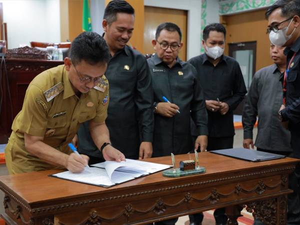 Wali Kota Pontianak Edi Rusdi Kamtono menandatangani berita acara persetujuan Raperda pada Rapat Paripurna di DPRD Pontianak