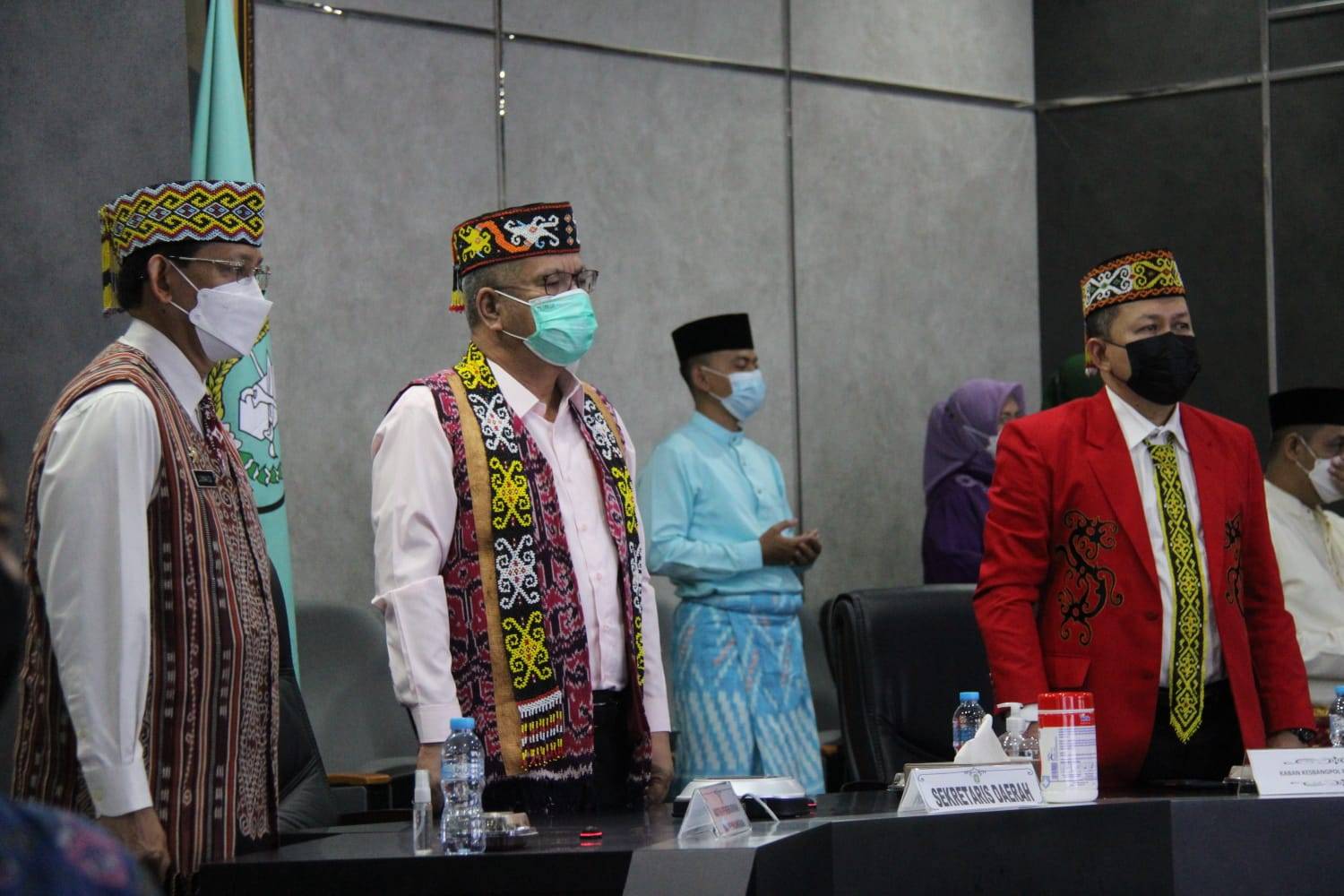 Sekda Kalbar, Harisson saat menghadiri pelaksanaan upacara Peringatan Hari Lahir Pancasila tahun 2022 yang dipimpin oleh Presiden RI, Joko Widodo (Jokowi) secara virtual, Rabu (01/06/2022). (Foto: Istimewa)