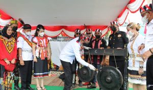 Gubernur Kalbar, Sutarmidji saat menghadiri ritual adat Narokng Padi Ngabayotn Sanagari di Rumah Parauman Dayak Salako Bagak Sahwa, Kota Singkawang, Rabu (01/06/2022). (Foto: Istimewa)