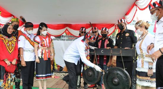 Gubernur Kalbar, Sutarmidji saat menghadiri ritual adat Narokng Padi Ngabayotn Sanagari di Rumah Parauman Dayak Salako Bagak Sahwa, Kota Singkawang, Rabu (01/06/2022). (Foto: Istimewa)