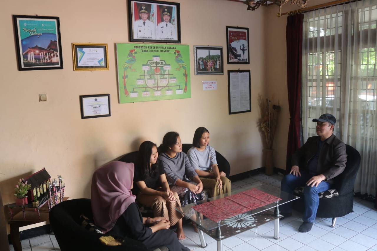 Wagub Kalbar, Ria Norsan saat meninjau asrama mahasiswa Kalbar di Kota Malang. (Foto: Istimewa)