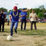 Wakil Bupati Kapuas Hulu, Wahyudi Hidayat, menutup secara resmi Latihan Berhadiah Sasan Cup 2022, Sabtu (11/06/2022). (Foto: Istimewa)