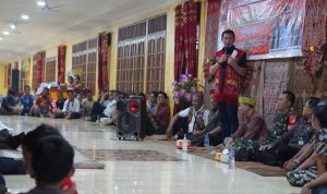 Bupati Kapuas Hulu, Fransiskus Diaan saat menghadiri Gawai Dayak Sandau Ari di Dusun Pesayak, Desa Semuntik, Kecamatan Badau, Jumat (10/06/22). (Foto: Istimewa)