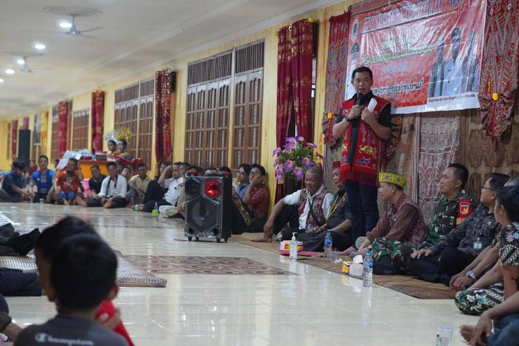 Bupati Kapuas Hulu, Fransiskus Diaan saat menghadiri Gawai Dayak Sandau Ari di Dusun Pesayak, Desa Semuntik, Kecamatan Badau, Jumat (10/06/22). (Foto: Istimewa)