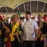 Ketua DPD RI, AA LaNyalla Mahmud Mattalitti, ketika mengunjungi Keraton Pakunegara Tayan di Dusun Pedalaman, Kecamatan Tayan Hilir, Kabupaten Sanggau, Kalimantan Barat, Jumat, (10/06/2022). (Foto: DPD RI)