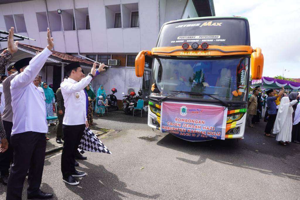 Bupati Kapuas Hulu, Fransiskus Diaan saat melepas keberangkatan calon jemaah haji Kabupaten Kapuas Hulu tahun 2022. (Foto: Istimewa)