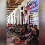 Bupati Kapuas Hulu, Fransiskus Diaan saat menghadiri Gawai Dayak Iban di Dusun Lauk Rugun, Desa Rantau Prapat, Kecamatan Embaloh Hulu, Minggu (12/06/22) siang. (Foto: Istimewa)