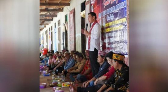 Bupati Kapuas Hulu, Fransiskus Diaan saat menghadiri Gawai Dayak Iban di Dusun Lauk Rugun, Desa Rantau Prapat, Kecamatan Embaloh Hulu, Minggu (12/06/22) siang. (Foto: Istimewa)