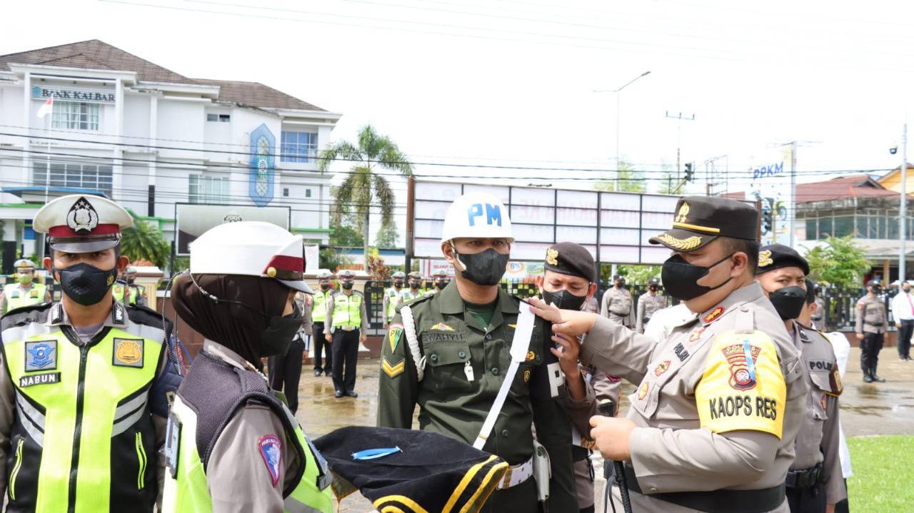 Polres Kapuas Hulu melaksanakan apel Gelar Pasukan Operasi (Ops) Patuh Kapuas 2022 di halaman Mapolres Kapuas Hulu, Senin (13/06/2022). (Foto: Istimewa)